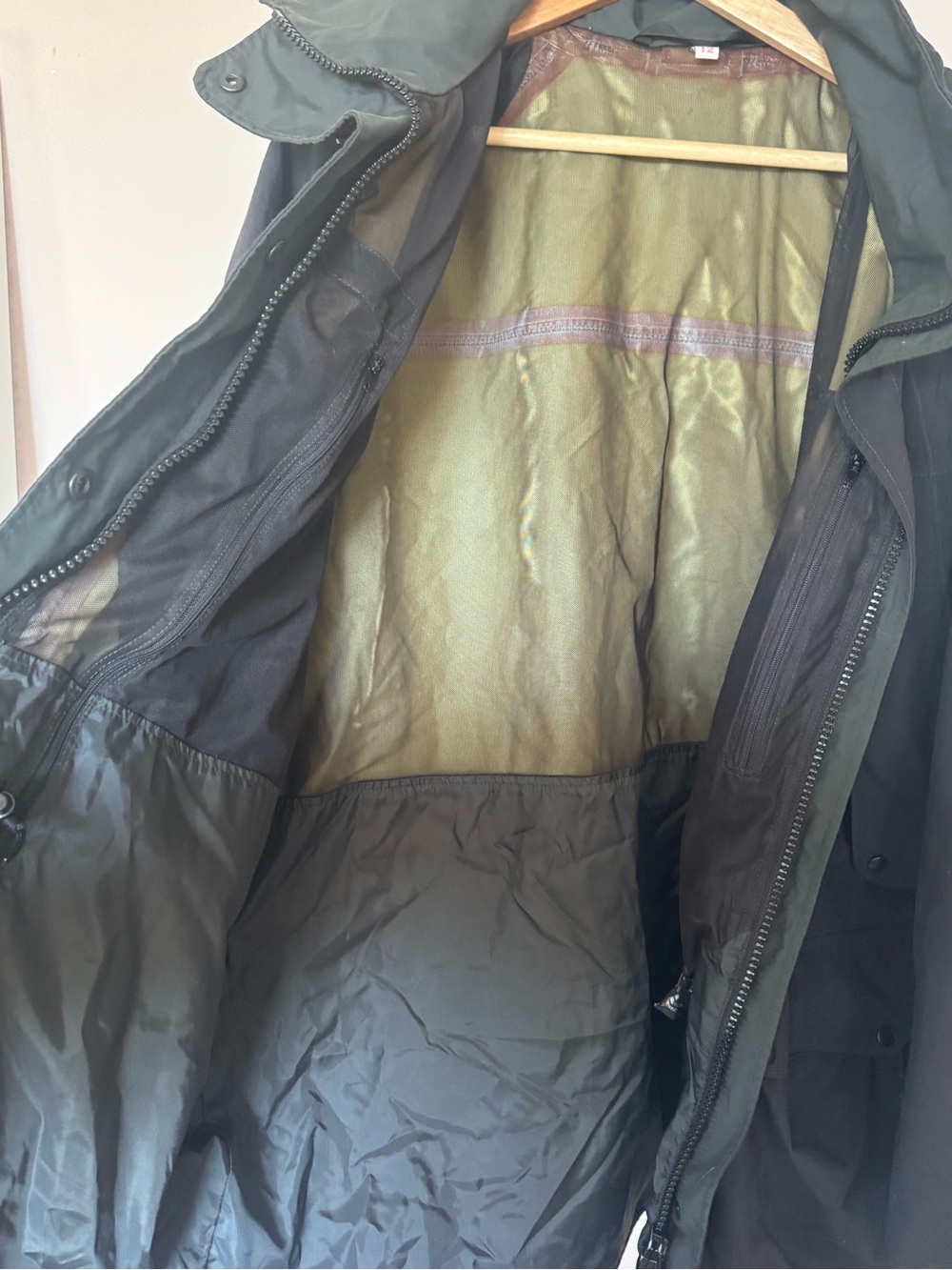Taiga Women’s Black Goretex Waterproof Rain Jacket w/ Retro Purple Zipper Tags - Picture 6 of 10